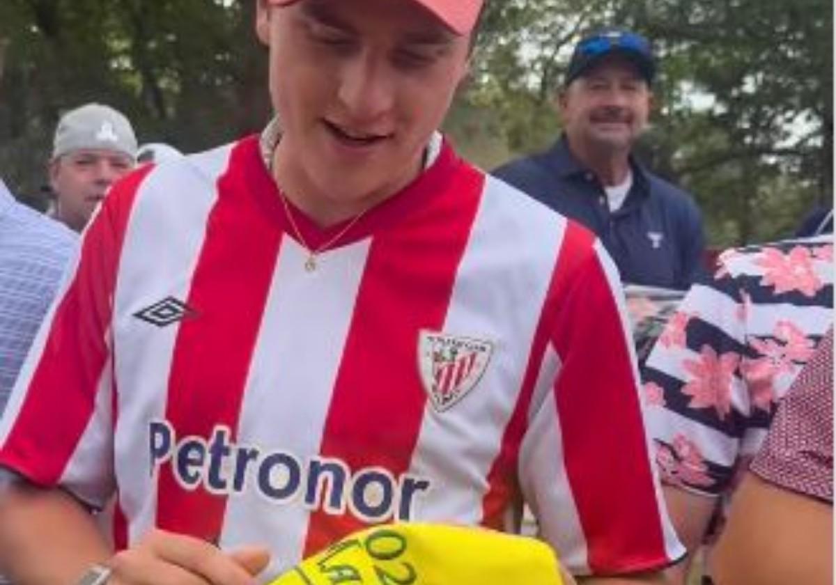 Un estadounidense fan del Athletic anima a Rahm en la Ryder